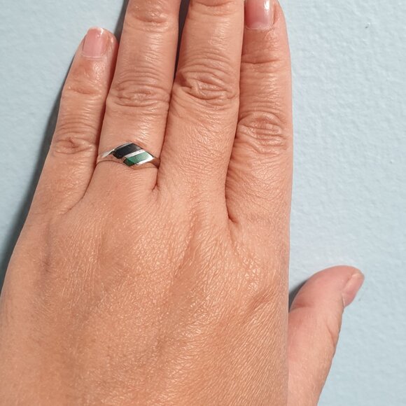 Pretty Vintage Diagonal Malachite & Black Onyx Sterling Silver Dainty Ring - Picture 4 of 9